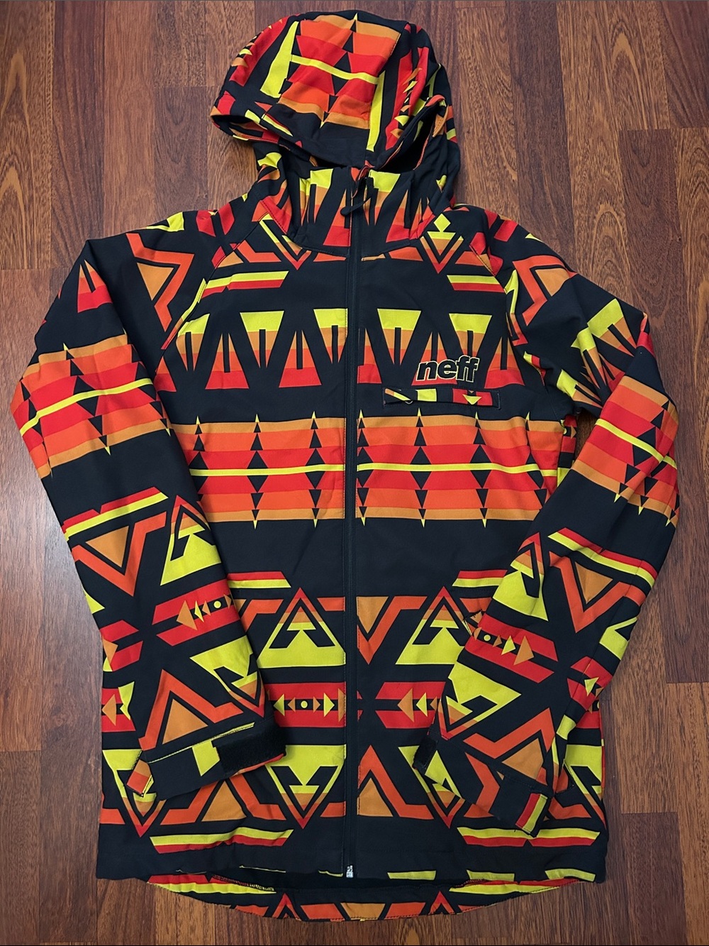 Neff Obelisk Softshell Aztec AOP Hooded Ski Snowboard Jacket Mens Size Medium